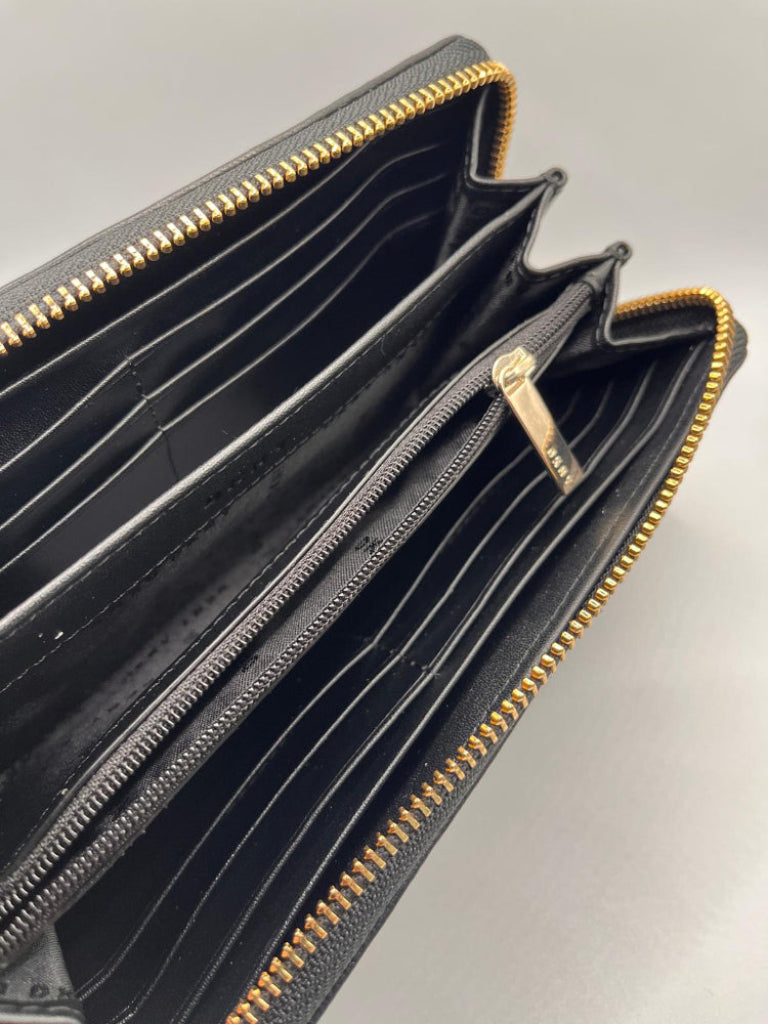 DKNY Black Leather Purse - Compartments