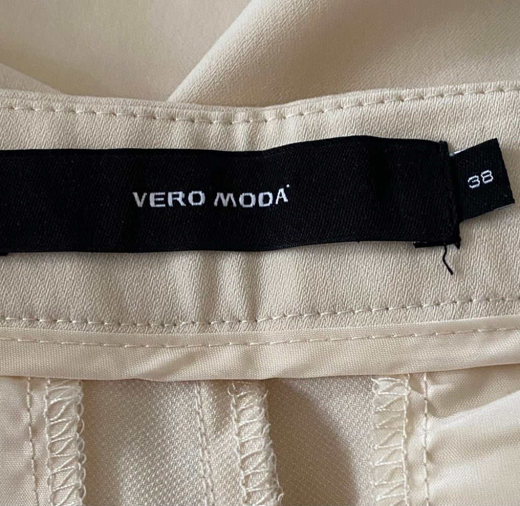Vero Moda label on a beige garment with size 38
