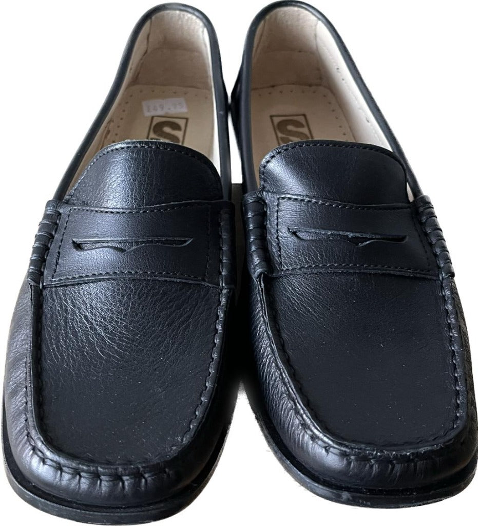 Step2 Black Buddy Leather Girls Loafers size UK1 to UK3 EU33 to EU35.  NEW in Box